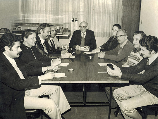 Desenvlvimento de produtos pré-fabricados em metal ou plástico. Aramados, bancos, indústria montadora