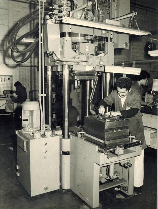 Simples-Varias cavidades com cunhas, com gavetas, duplo efeito placas