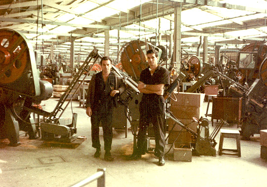 Montagem de componentes com sistemas de linhas tipo esteiras, berços e localizadores automáticos