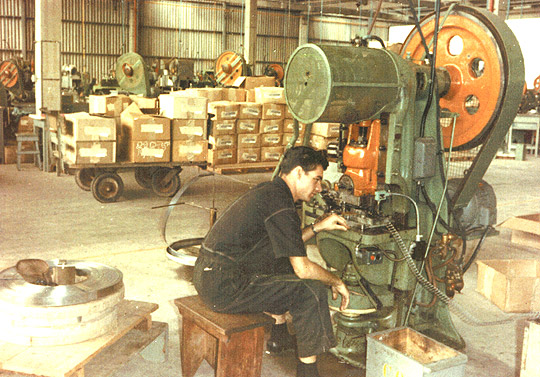 Estampos progressivos - corte e dobra, calibragem de ferramenta até 8 metros de comprimento