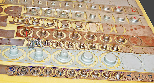 Estampos de construção monobloco tipo transfer com manipuladores e pinças