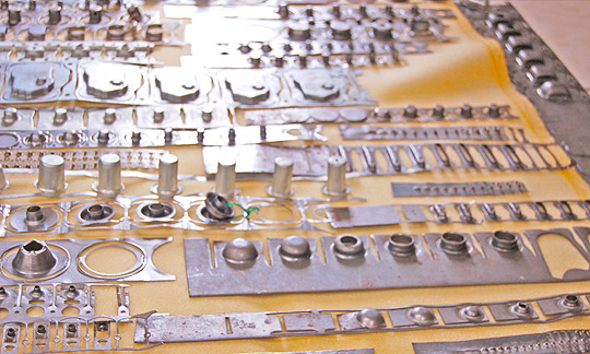 Estampos progressivos - corte e repuxo de médio e grande porte em chapa grossa