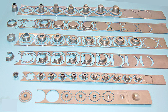 Estampos progressivos - corte e repuxo de médio e grande porte em chapa grossa