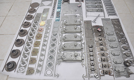 Estampos progressivos - corte e repuxo de médio e grande porte em chapa grossa