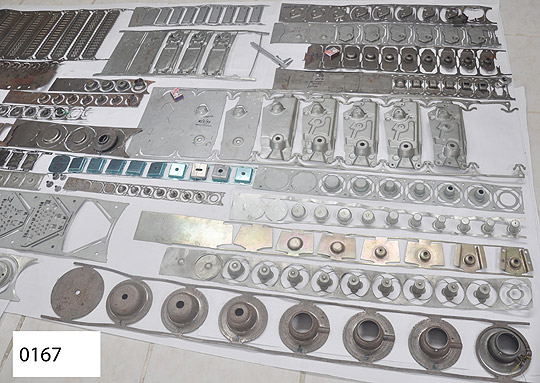 Estampos de repuxo com almofadas