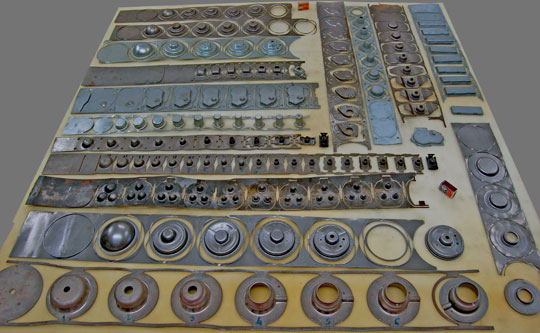 Estampos progressivos - corte e repuxo de médio e grande porte em chapa grossa