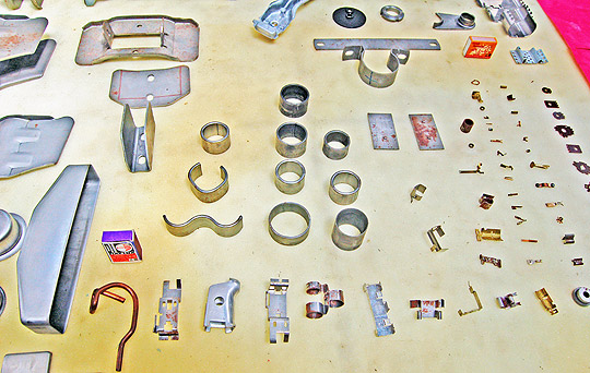 Estampos com gavetas e cunhas móveis para alta produção