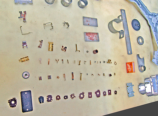 Estampos com gavetas e cunhas móveis para alta produção