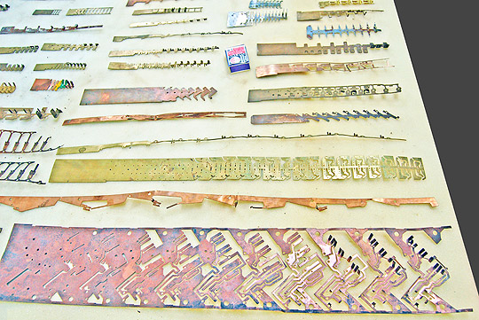 Estampos progressivos para prensa rápida - peças e terminais elétricos, latão e cobre