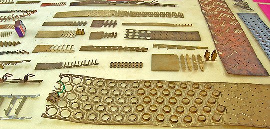 Estampos progressivos para prensa rápida - peças e terminais elétricos, latão e cobre