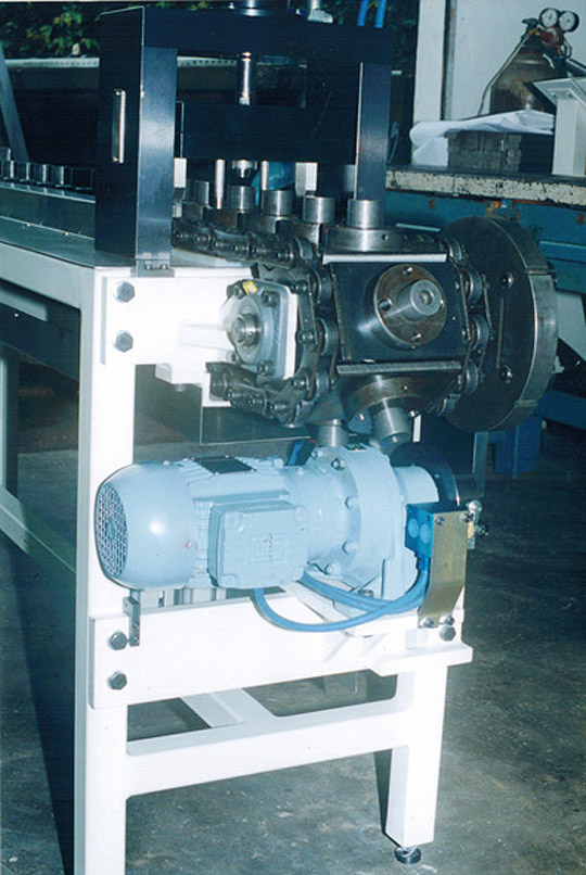 Montagem de componentes com sistemas de linhas tipo esteiras, berços e localizadores automáticos