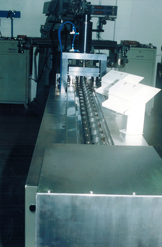 Montagem de componentes com sistemas de linhas tipo esteiras, berços e localizadores automáticos