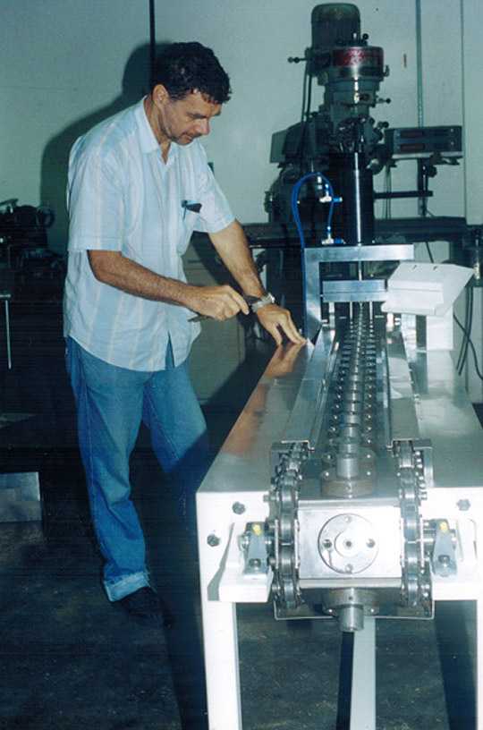 Montagem de componentes com sistemas de linhas tipo esteiras, berços e localizadores automáticos