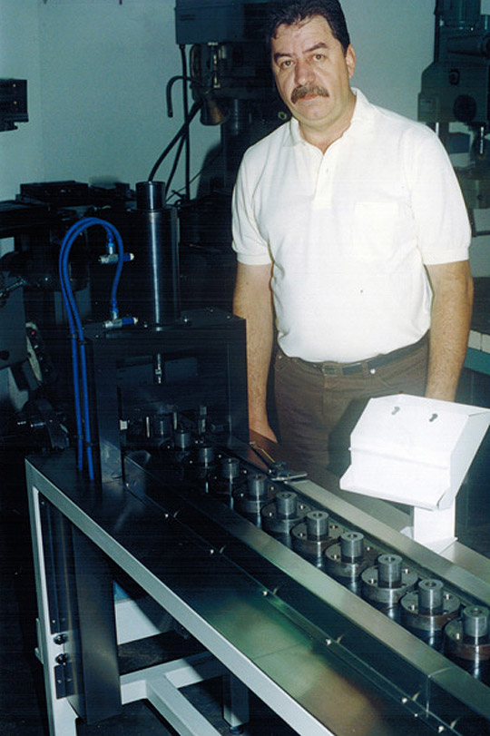 Montagem de componentes com sistemas de linhas tipo esteiras, berços e localizadores automáticos