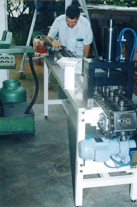 Montagem de componentes com sistemas de linhas tipo esteiras, berços e localizadores automáticos