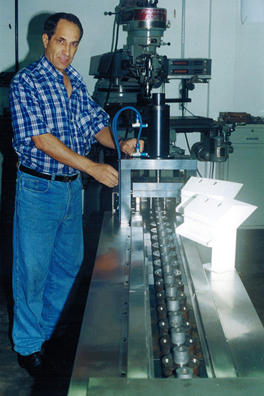 Montagem de componentes com sistemas de linhas tipo esteiras, berços e localizadores automáticos