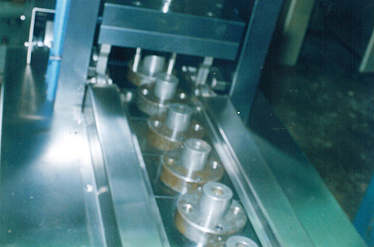 Montagem de componentes com sistemas de linhas tipo esteiras, berços e localizadores automáticos