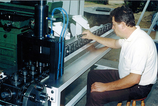 Montagem de componentes com sistemas de linhas tipo esteiras, berços e localizadores automáticos