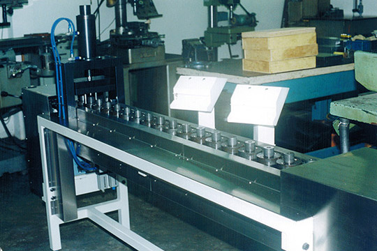 Montagem de componentes com sistemas de linhas tipo esteiras, berços e localizadores automáticos